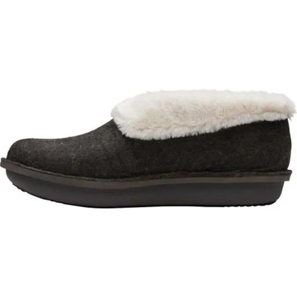 ✨ CLOUDSTEPPERS by Clarks Faux Fur &amp; Felt Slippers Step Flow Low✨