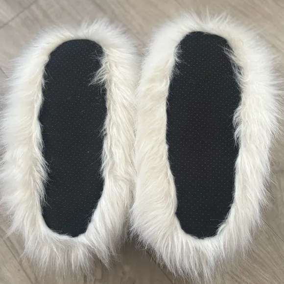 ✨ EXTREMELY RARE ✨ American Eagle Outfitters Angry Gorilla MEGA FURRY SLIPPERS