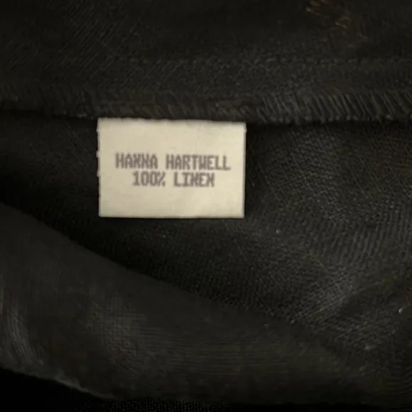 🔹 Hanna Hartwell Minimalist Linen Shift Dress