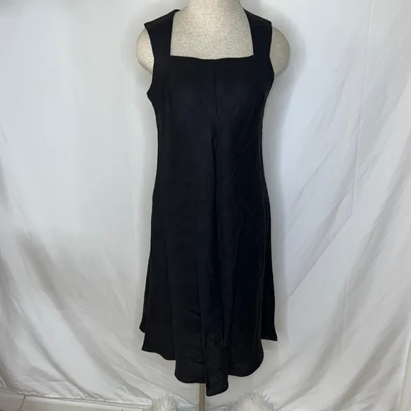 🔹 Hanna Hartwell Minimalist Linen Shift Dress
