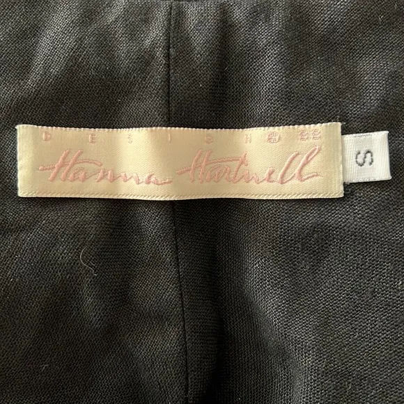 🔹 Hanna Hartwell Minimalist Linen Shift Dress