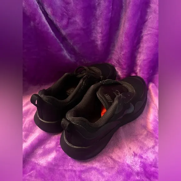 - - ✔️- Nike big boy  running shoes everyday  5.5Y / 7 women