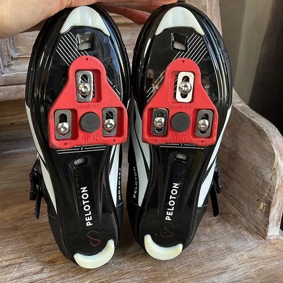 ❤️ Peloton Cycling shoes size 38 indoor black and red adjustable unisex