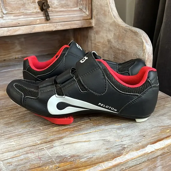 ❤️ Peloton Cycling shoes size 38 indoor black and red adjustable unisex