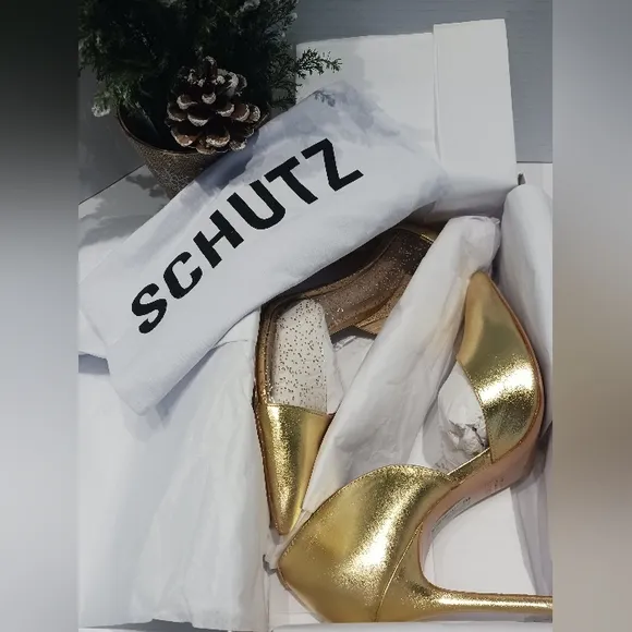 🆕️ Schutz - Luxury Cheslie Leather and Vinyl d'Orsay Pumps! ❤️