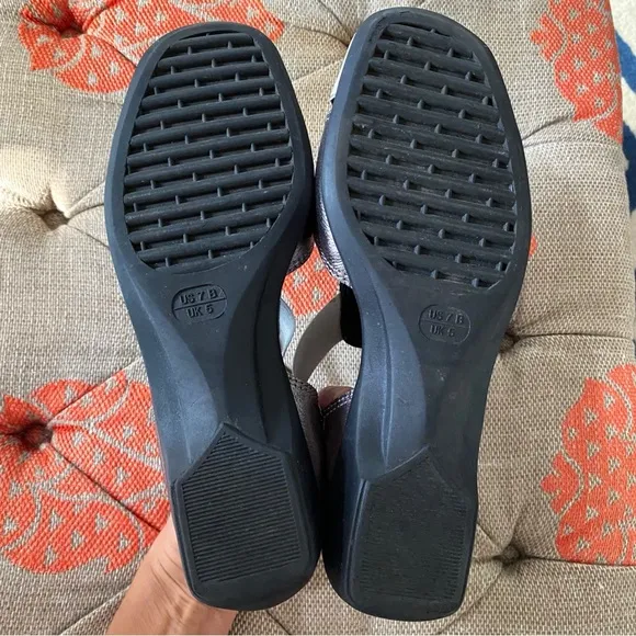 💎 TLC SILVER BLACK METTALIC CUT OUT SHOES!