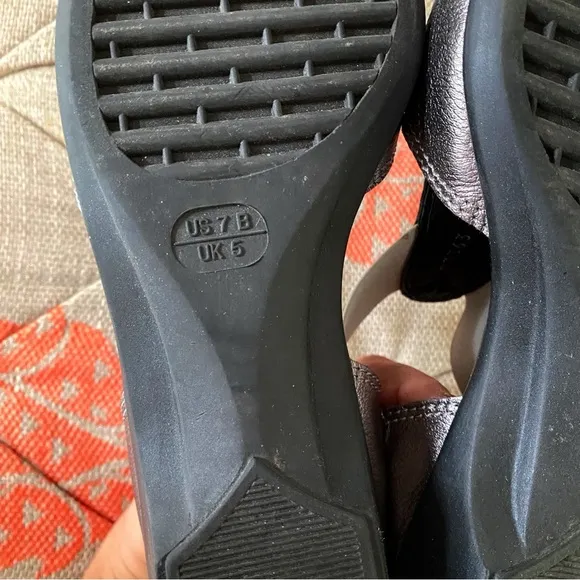 💎 TLC SILVER BLACK METTALIC CUT OUT SHOES!