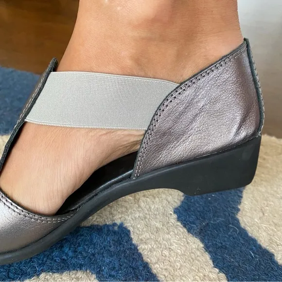 💎 TLC SILVER BLACK METTALIC CUT OUT SHOES!