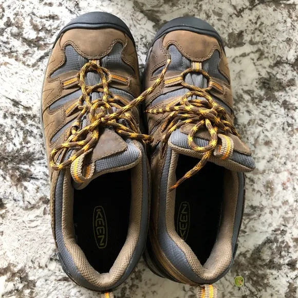 2 Keen Outdoor Hiking shoes