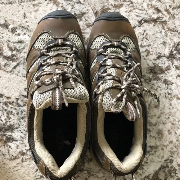 2 Keen Outdoor Hiking shoes