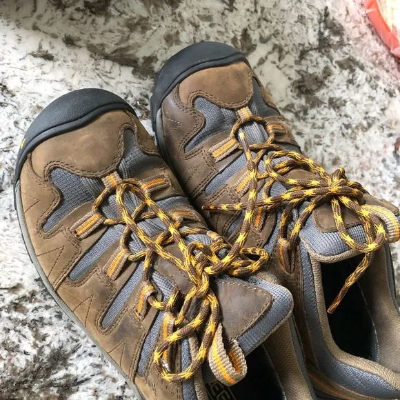 2 Keen Outdoor Hiking shoes