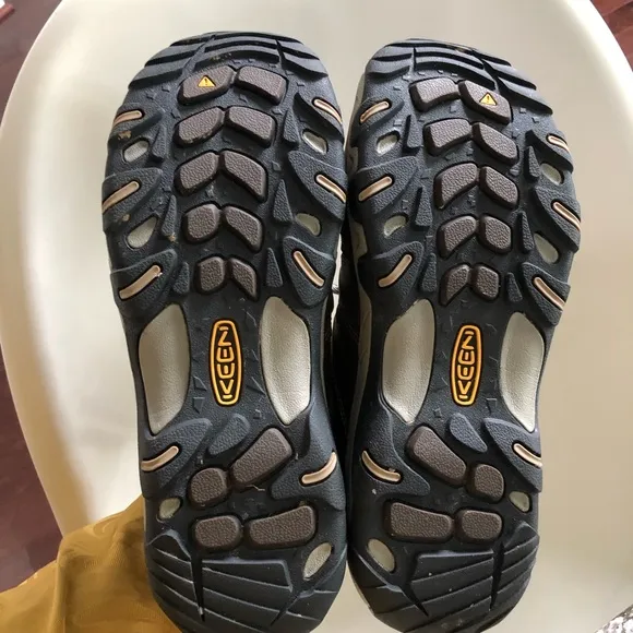 2 Keen Outdoor Hiking shoes
