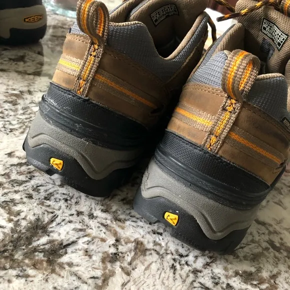 2 Keen Outdoor Hiking shoes