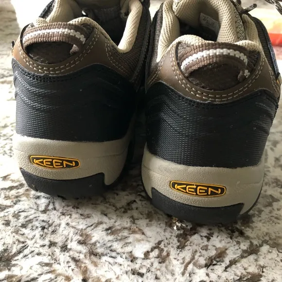 2 Keen Outdoor Hiking shoes