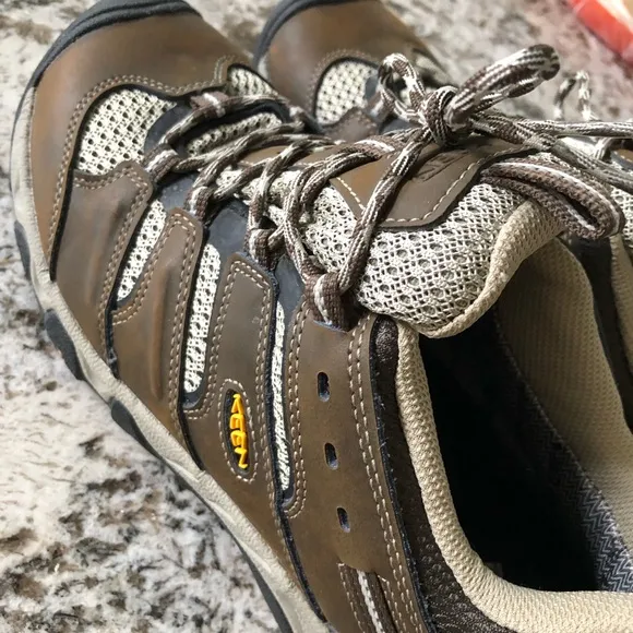 2 Keen Outdoor Hiking shoes
