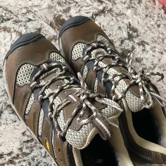 2 Keen Outdoor Hiking shoes