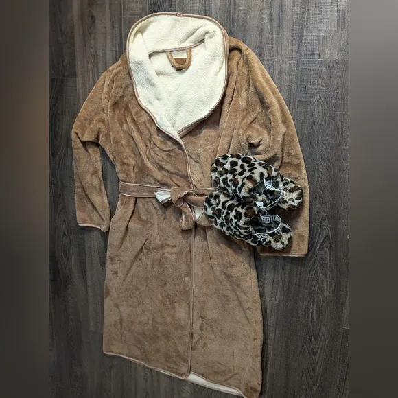 2 PC UGG COMBO DEAL: Kookaburra Plush Robe &amp; UGG Amphora Yeah Slides
