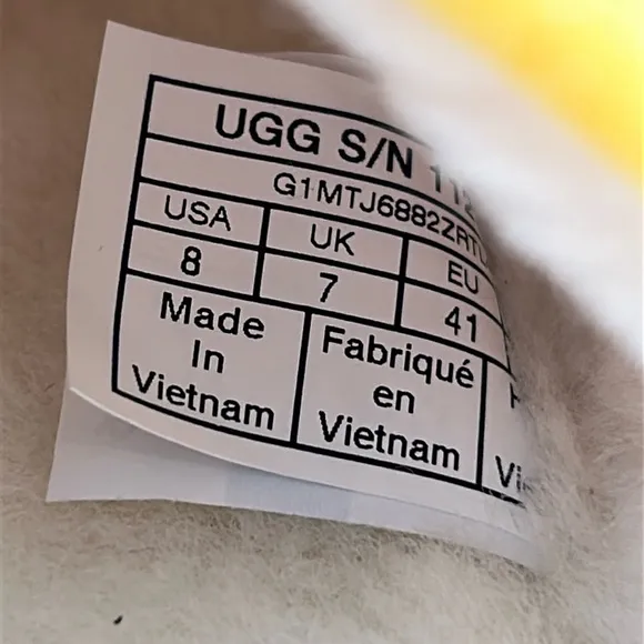 2100- UGG Men’s Slippers Lamb Fur Size 8 NWT