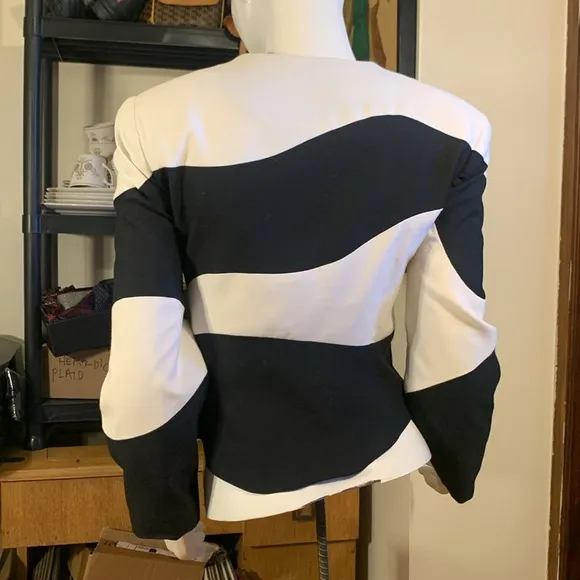 80’s CROPPED GRAPHIC BOLD BLACK AND WHITE BLAZER