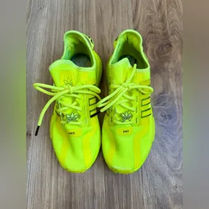 Adidas NMD R1 V2 Solar Yellow Neon Highlighter Running Shoes Boy’s Size 4 EUC