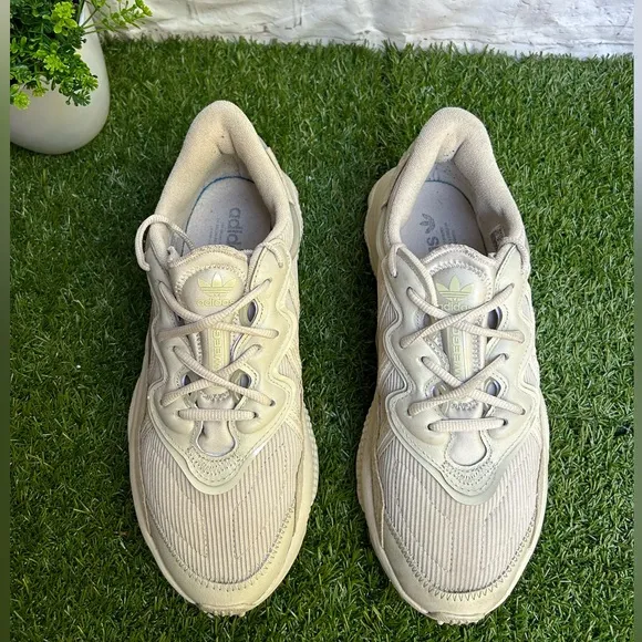 ADIDAS OZWEEGO SHOES men size 8.5 Bliss/ Bliss / Bliss/gently used