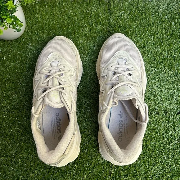 ADIDAS OZWEEGO SHOES men size 8.5 Bliss/ Bliss / Bliss/gently used