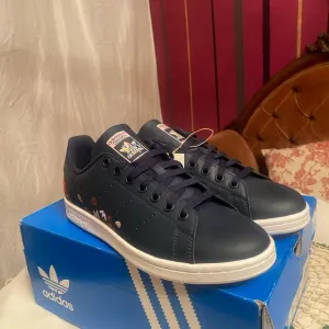Adidas, Stan Smith w Punk Daisies, Navy Blue Athletic Shoes 7 Women