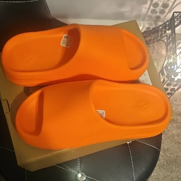 Adidas Yeezy Slide unisex Shoes - Orange size 9 mens and fits a‎ size 10 woman