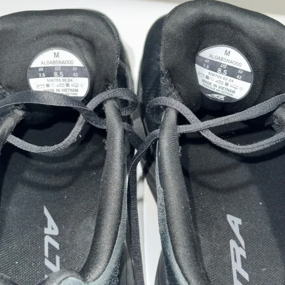 Altra Olympus 2 Running Shoes Zero Drop Cushioned Athletic Black Mens 8.5 EUC