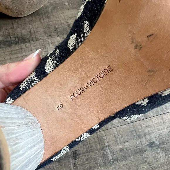 ANTHROPOLOGIE POUR LA VICTOIRE HELENA MULES BLUE ANIMAL PRINT SIZE 9