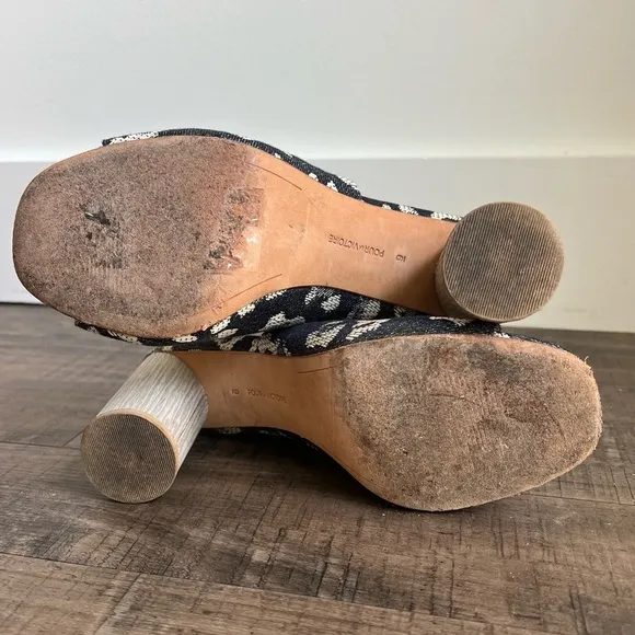 ANTHROPOLOGIE POUR LA VICTOIRE HELENA MULES BLUE ANIMAL PRINT SIZE 9