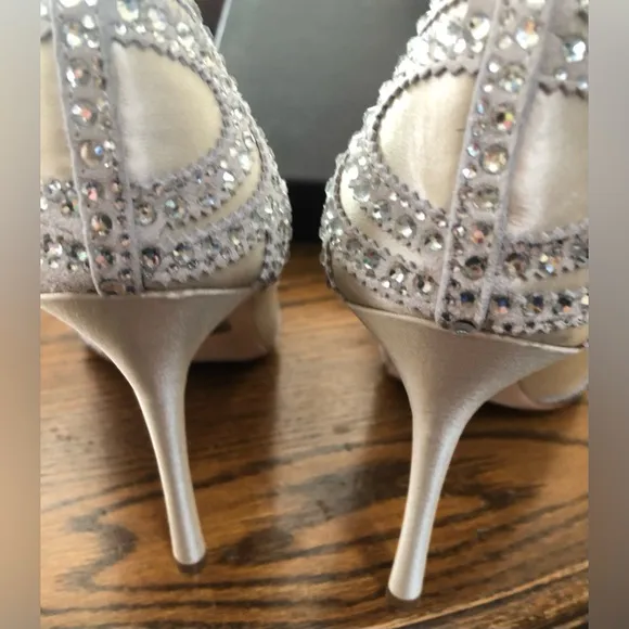 BADGLEY MISCHKA Cream &amp; Silver Jeweled Dressy Heels Shoes  Size 9