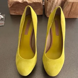 BCBGMAXAZRIA Suede Stacked Stiletto Stylish High-Heeled Shoes Size 6.5