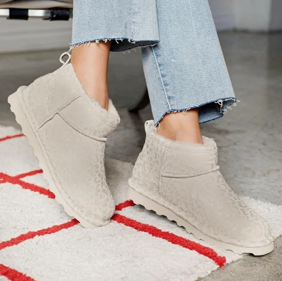 BEARPAW Shorty Exotic Winter White Leopard Glitter Suede Ankle Boots Woman 9 NWT