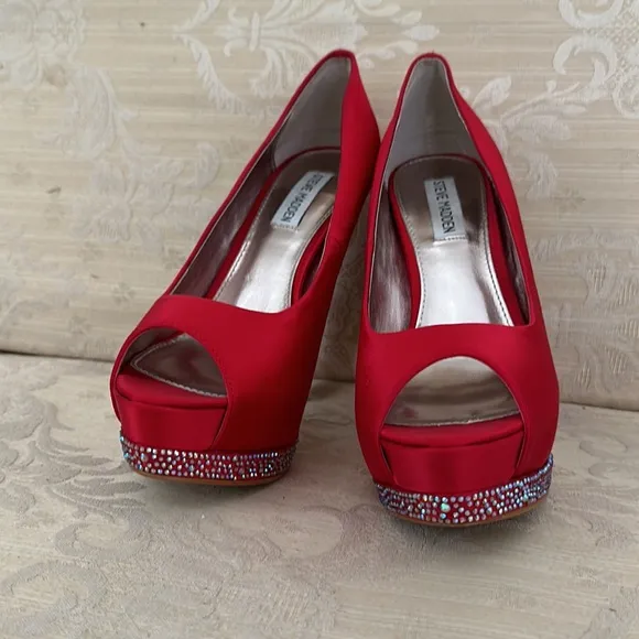 Beautiful dressy formal Steve Madden silk red with platform and high heels