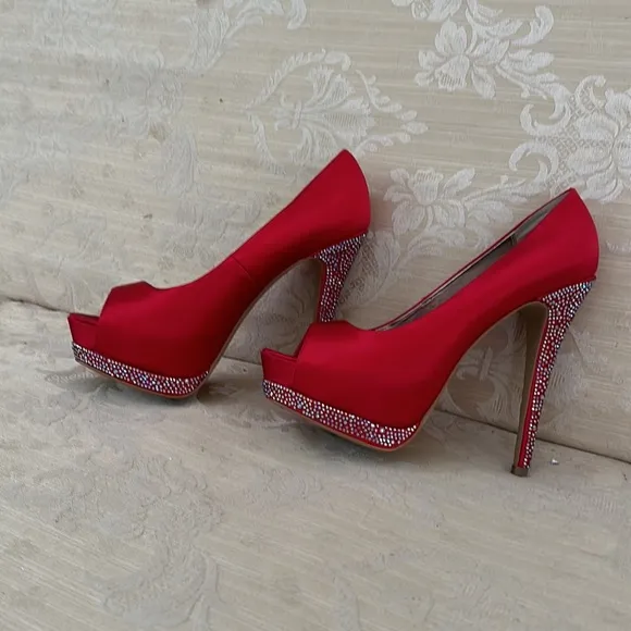 Beautiful dressy formal Steve Madden silk red with platform and high heels