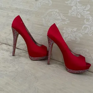 Beautiful dressy formal Steve Madden silk red with platform and high heels