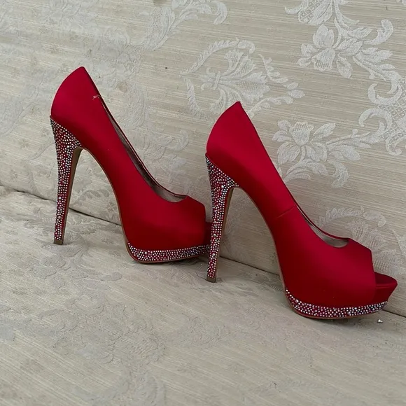 Beautiful dressy formal Steve Madden silk red with platform and high heels