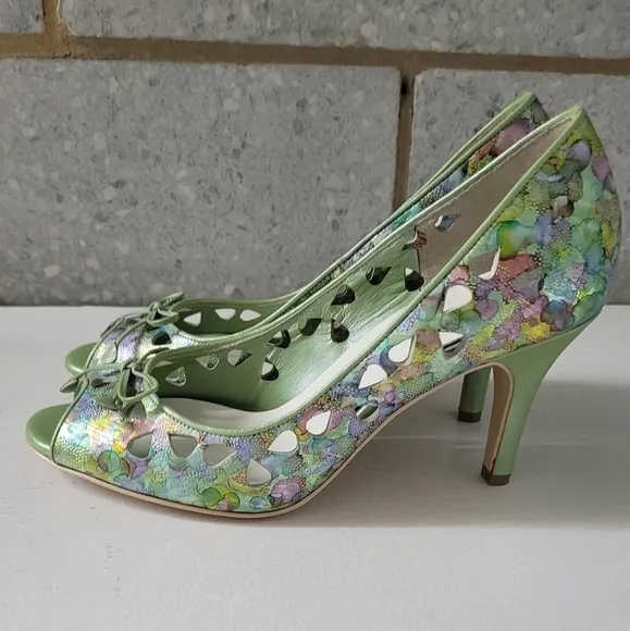 Beautiful iridescent cut out leather Japanese pumps, 7M never worn