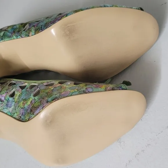 Beautiful iridescent cut out leather Japanese pumps, 7M never worn