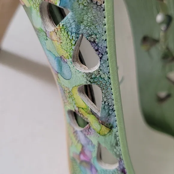 Beautiful iridescent cut out leather Japanese pumps, 7M never worn