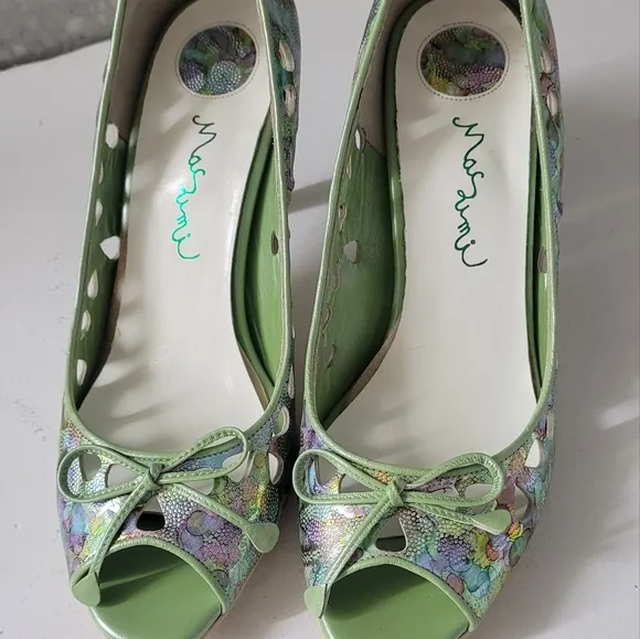 Beautiful iridescent cut out leather Japanese pumps, 7M never worn
