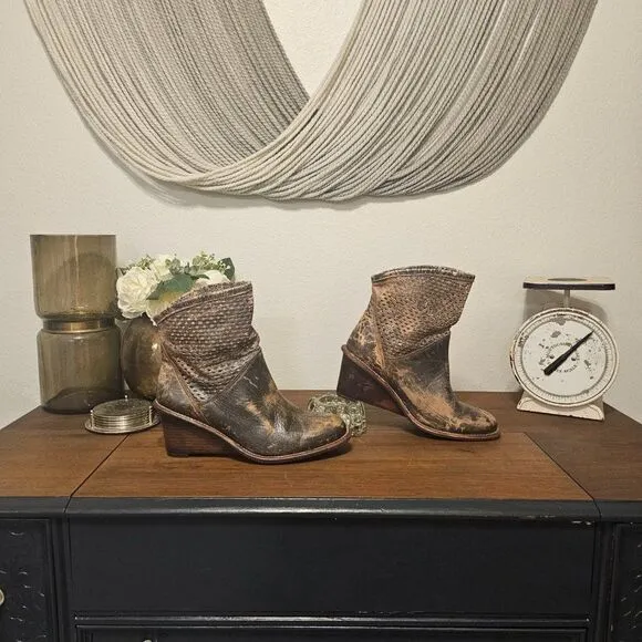 Bed Stu &quot;Dutchess&quot; Perforated Distressed Leather Pull On Wedge Ankle Boots Sz 10