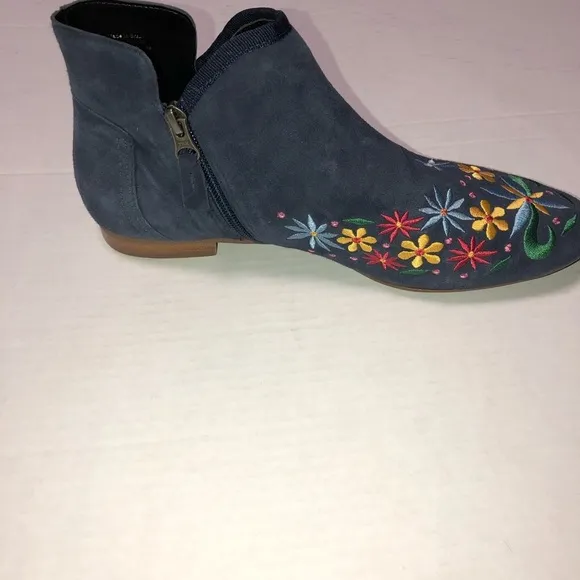 𝅺Bernardo Francine blue suede floral boots 9.5
