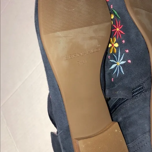 𝅺Bernardo Francine blue suede floral boots 9.5