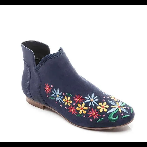 𝅺Bernardo Francine blue suede floral boots 9.5