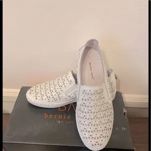 Bernie mev soft leather upper/ lining cushioned footbed slip on sneaker size 36