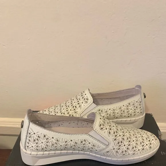 Bernie mev soft leather upper/ lining cushioned footbed slip on sneaker size 36