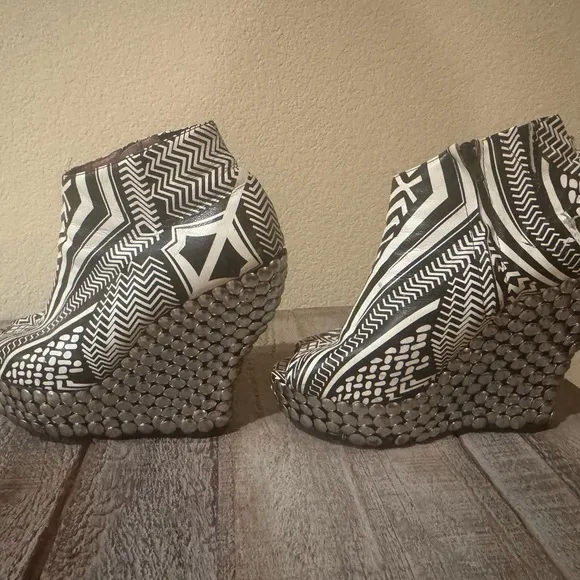 Black and White Geometric Women's Shoes