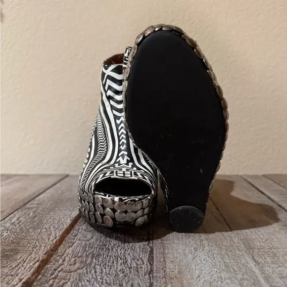 Black and White Geometric Women's Shoes
